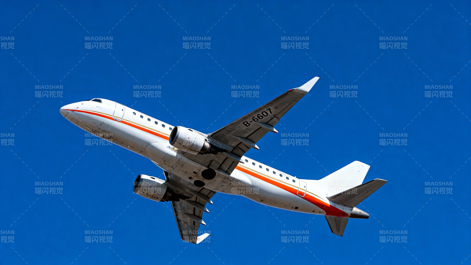 蓝天翱翔的橙白客机图片