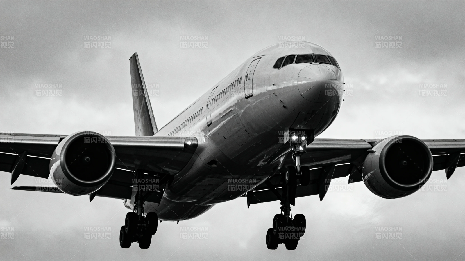 飞机降落瞬间 黑白震撼图片