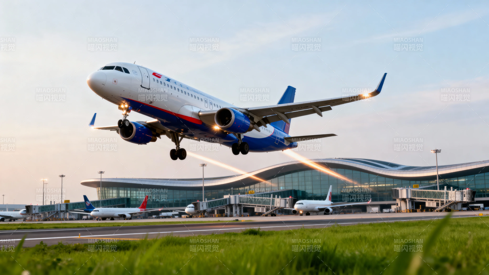 飞机起飞 机场晨光中图片