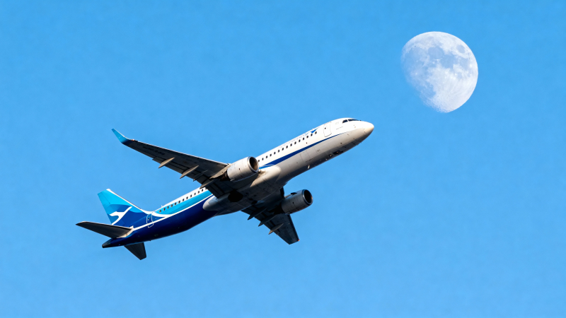 飞机伴月飞蓝天图片