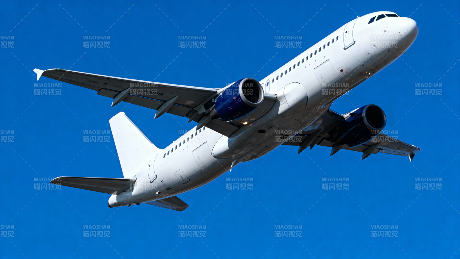 蓝天下的白色客机飞行中图片