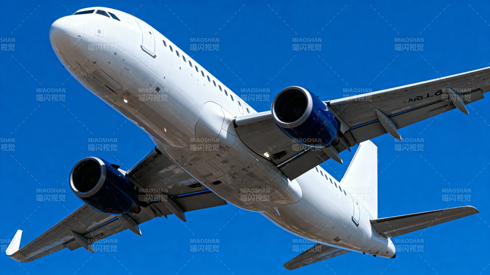 蓝天下的白色客机飞行中图片