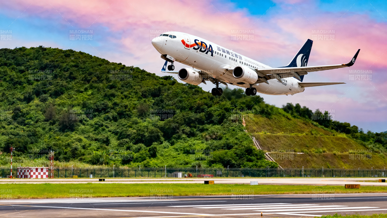 山景伴飞 客机腾空而起图片