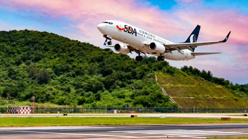 山景伴飞 客机腾空而起图片