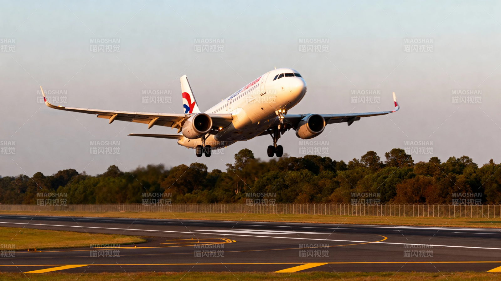 客机起飞瞬间 蓝天映衬跑道图片