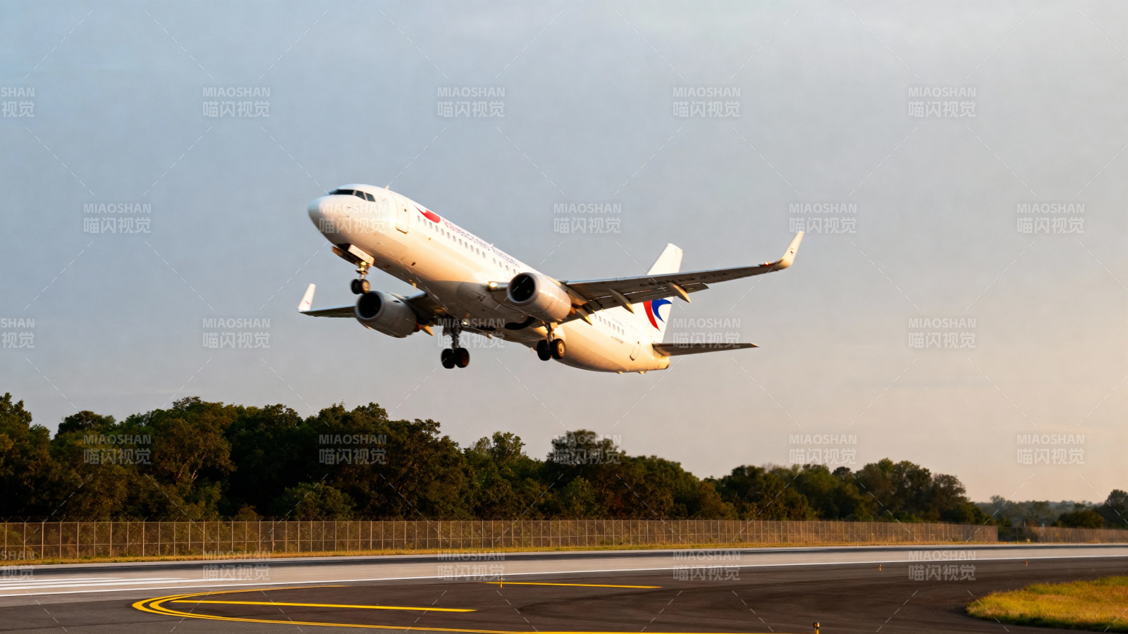 飞机起飞瞬间 蓝天下的力量图片