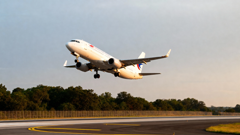 飞机起飞瞬间 蓝天下的力量图片