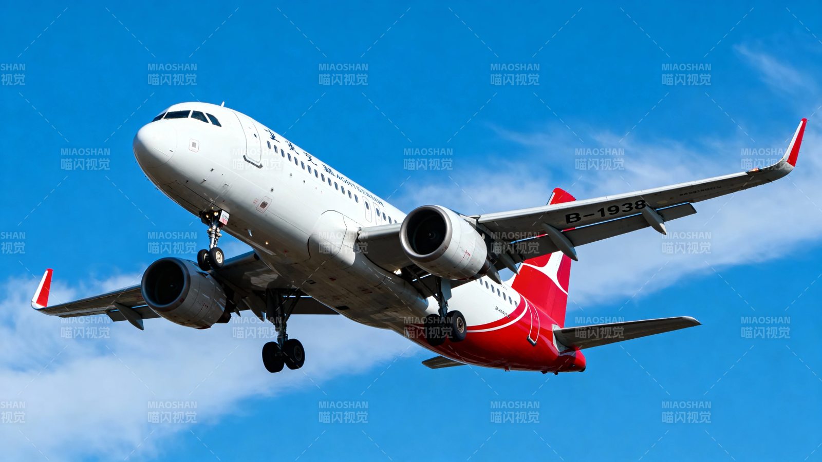 红白客机蓝天起飞图片