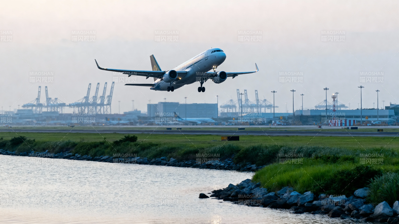 飞机起飞 港口背景图片