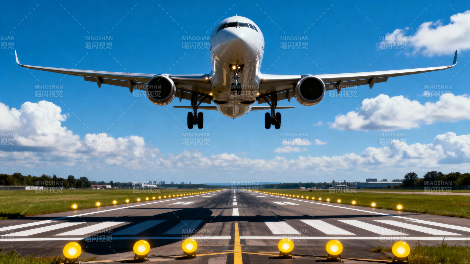 飞机降落跑道瞬间图片