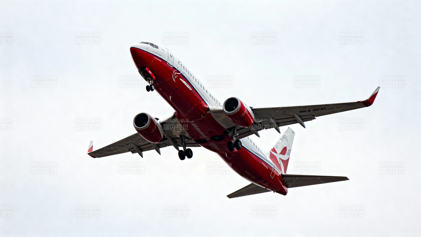 红白客机爬升中图片