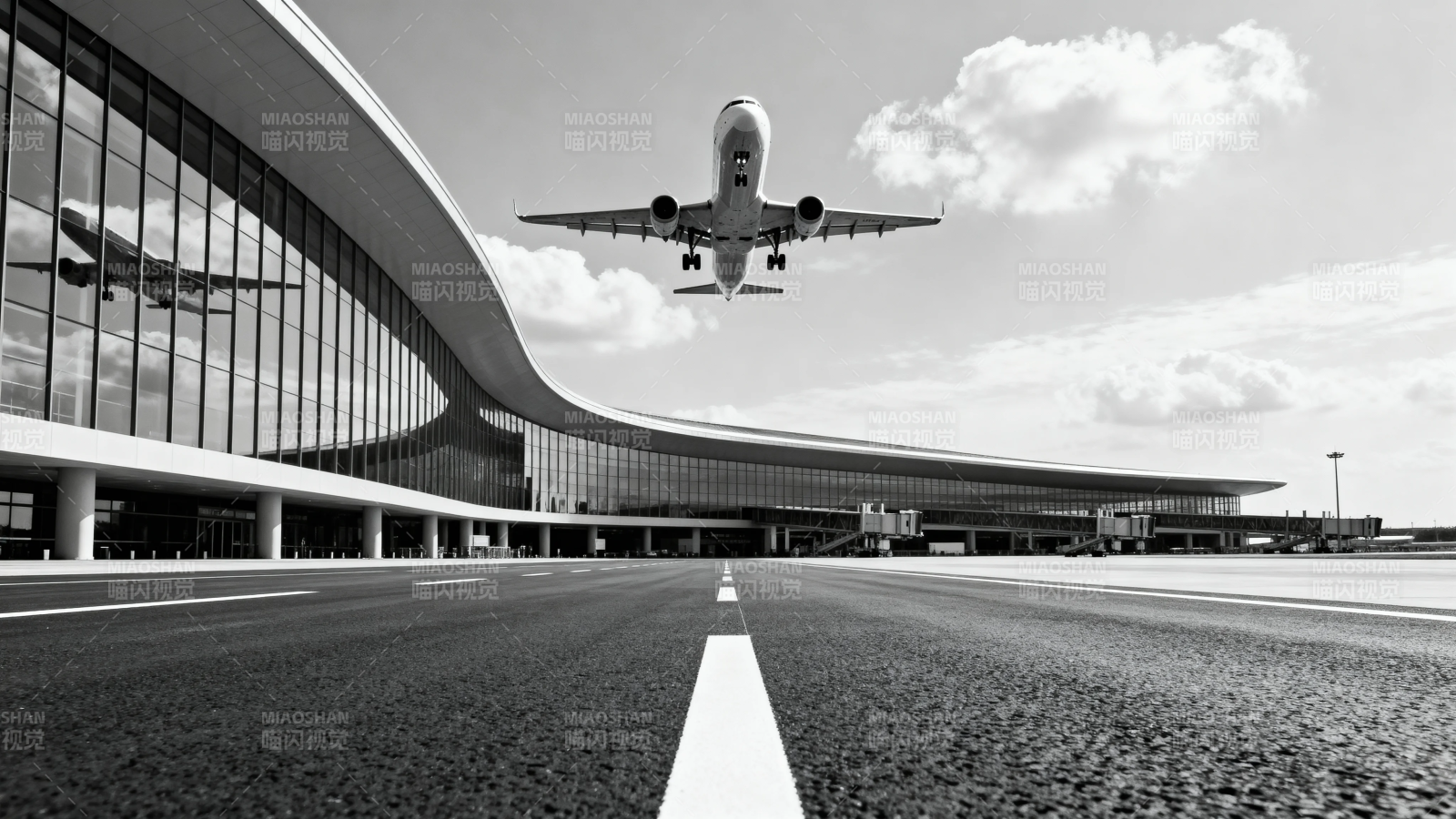 飞机降落现代机场航站楼图片