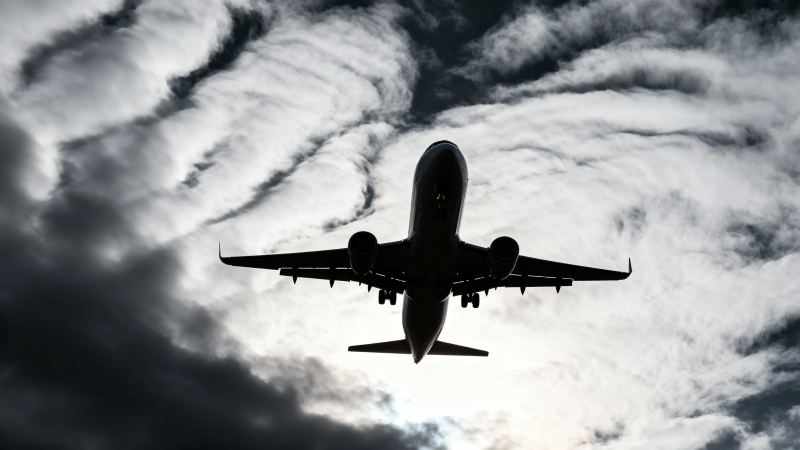 飞机穿云 剪影震撼图片