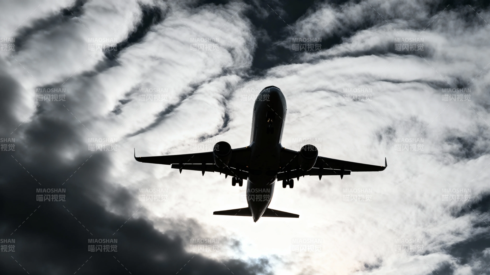 飞机穿云 剪影震撼图片