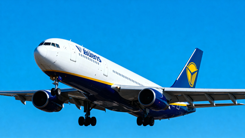 蓝天下的客机正降落图片