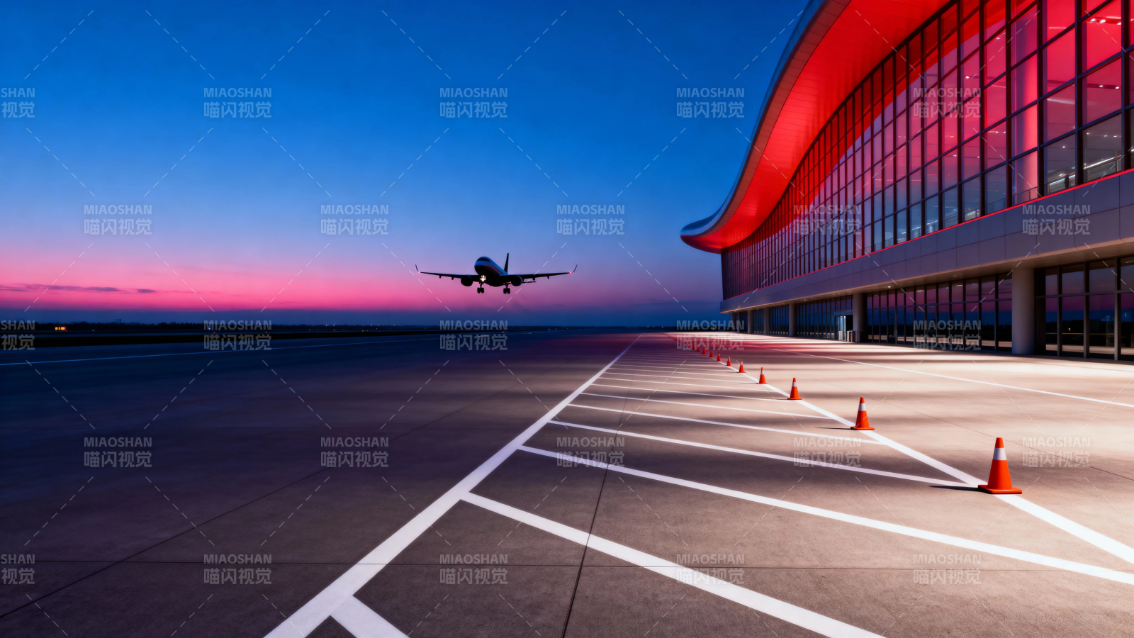 暮色机场 飞机降落瞬间图片