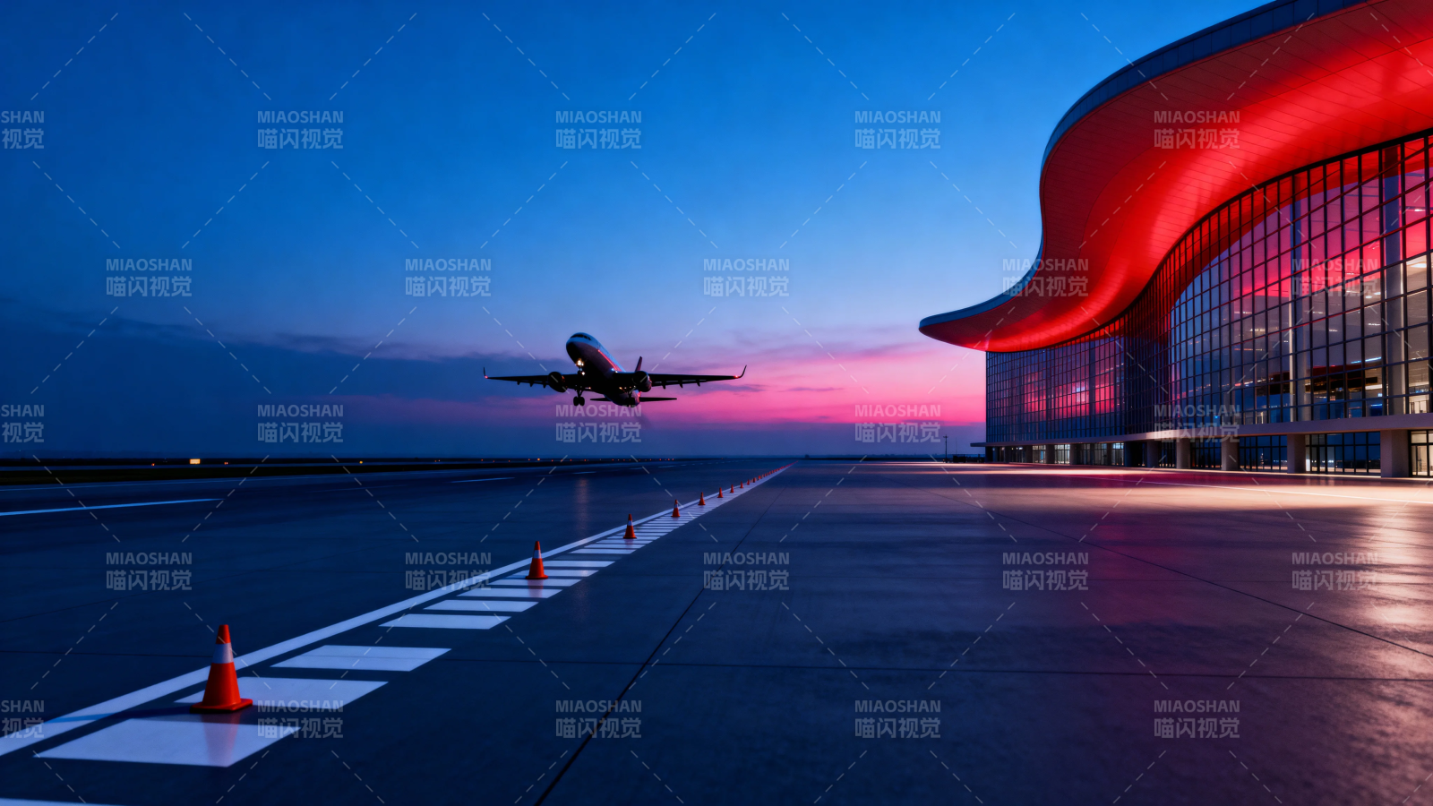 暮色机场 飞机起飞瞬间图片