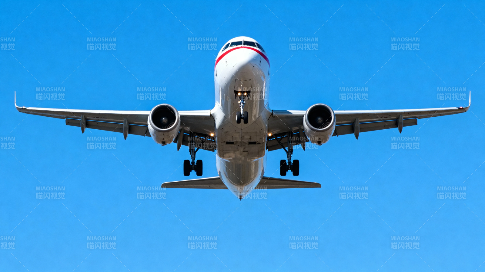 飞机蓝天俯冲瞬间图片