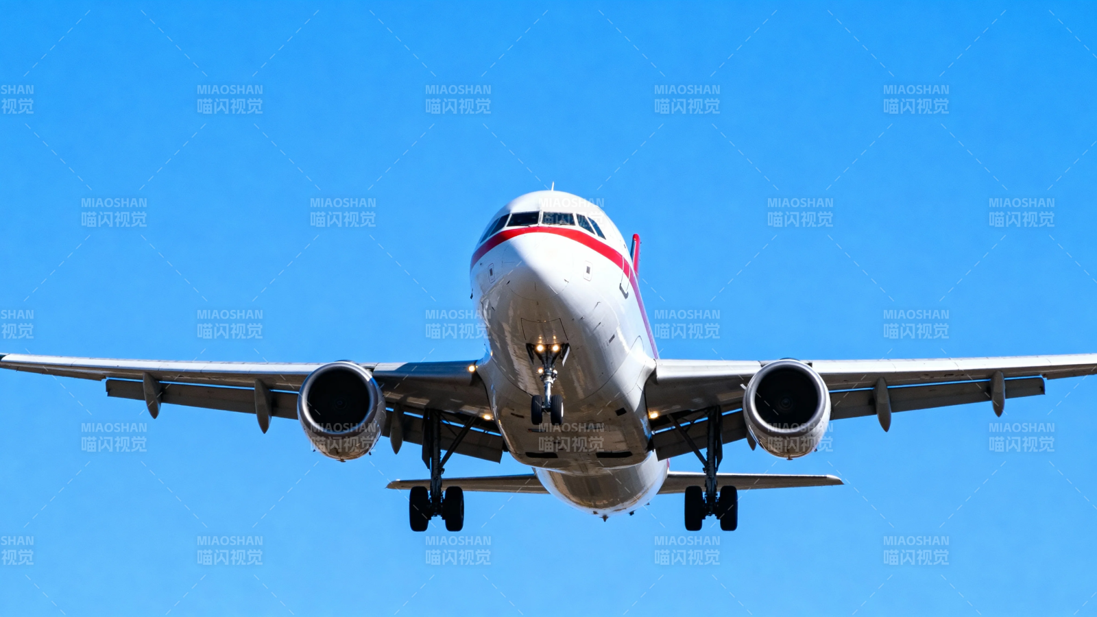 飞机蓝天降落瞬间图片