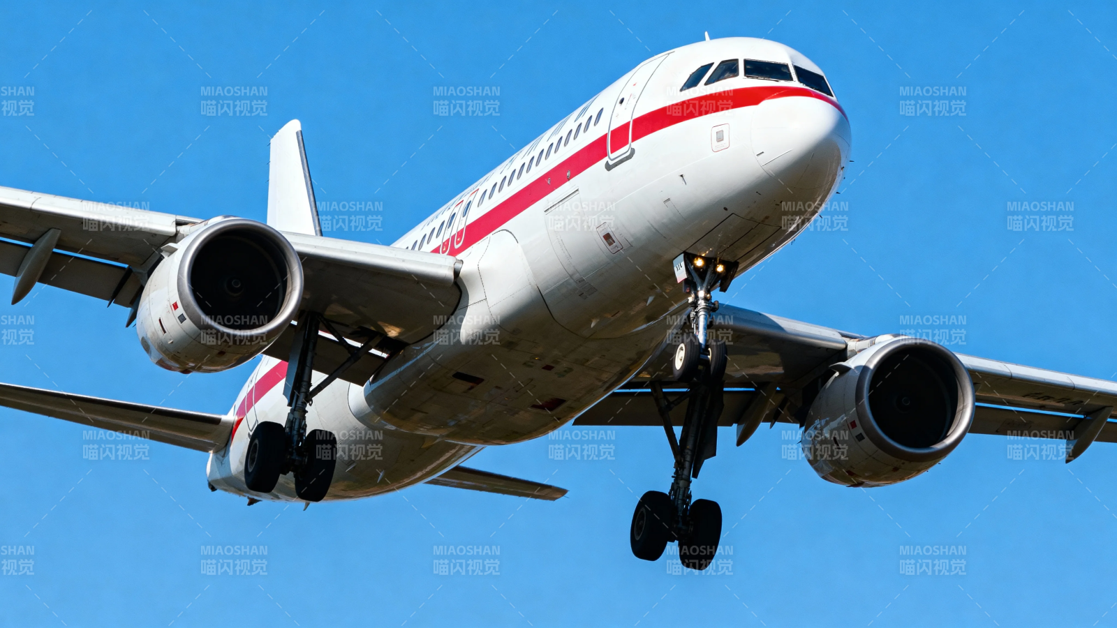 客机蓝天起落架放下飞行图片