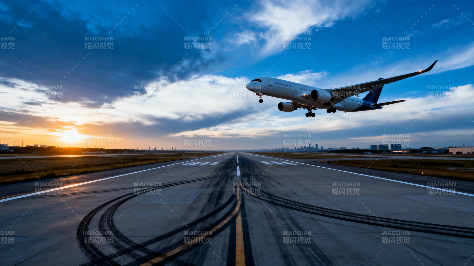 夕阳下飞机起飞瞬间图片
