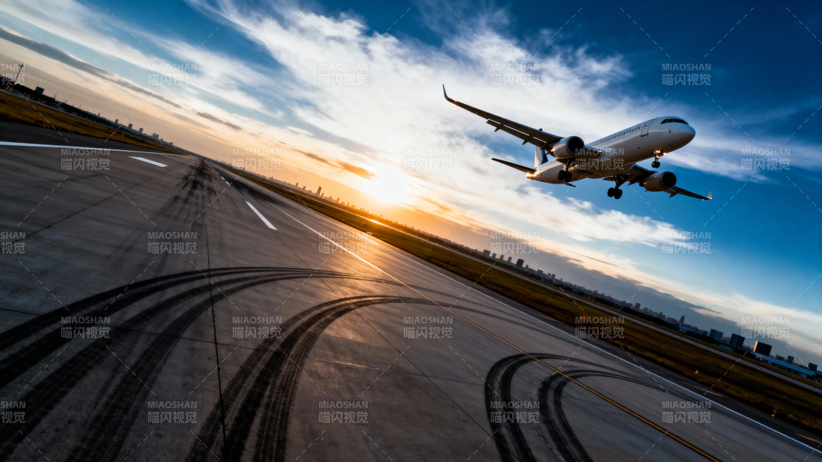 夕阳下飞机起飞瞬间图片