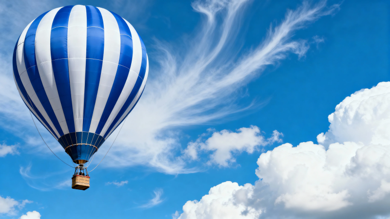 蓝白热气球翱翔蓝天图片