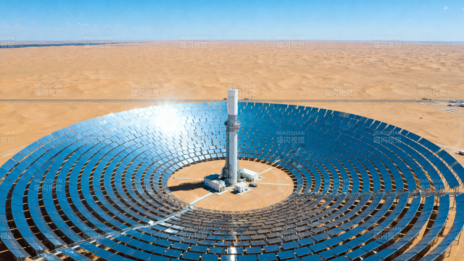 沙漠中的太阳能发电站图片