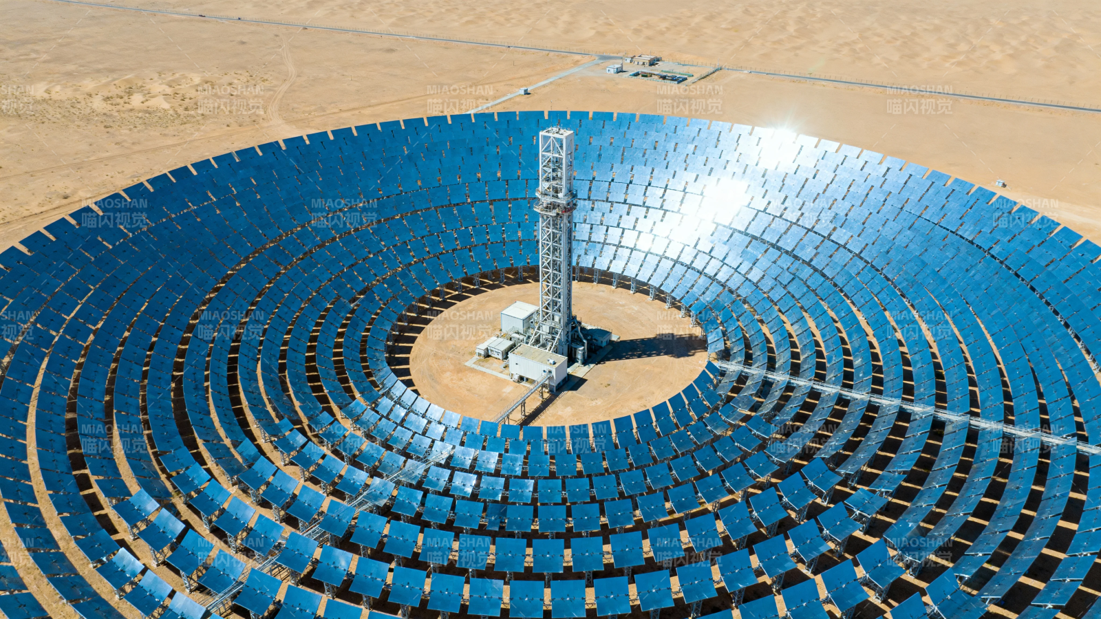 沙漠中的蓝色太阳能塔图片