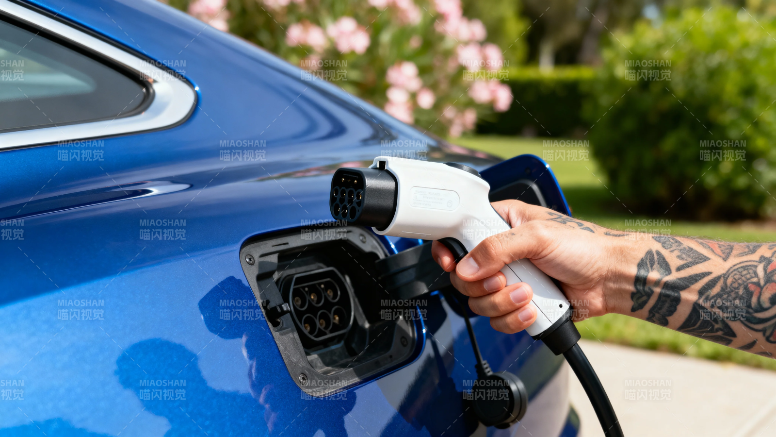 电动车充电中 纹身手操作图片