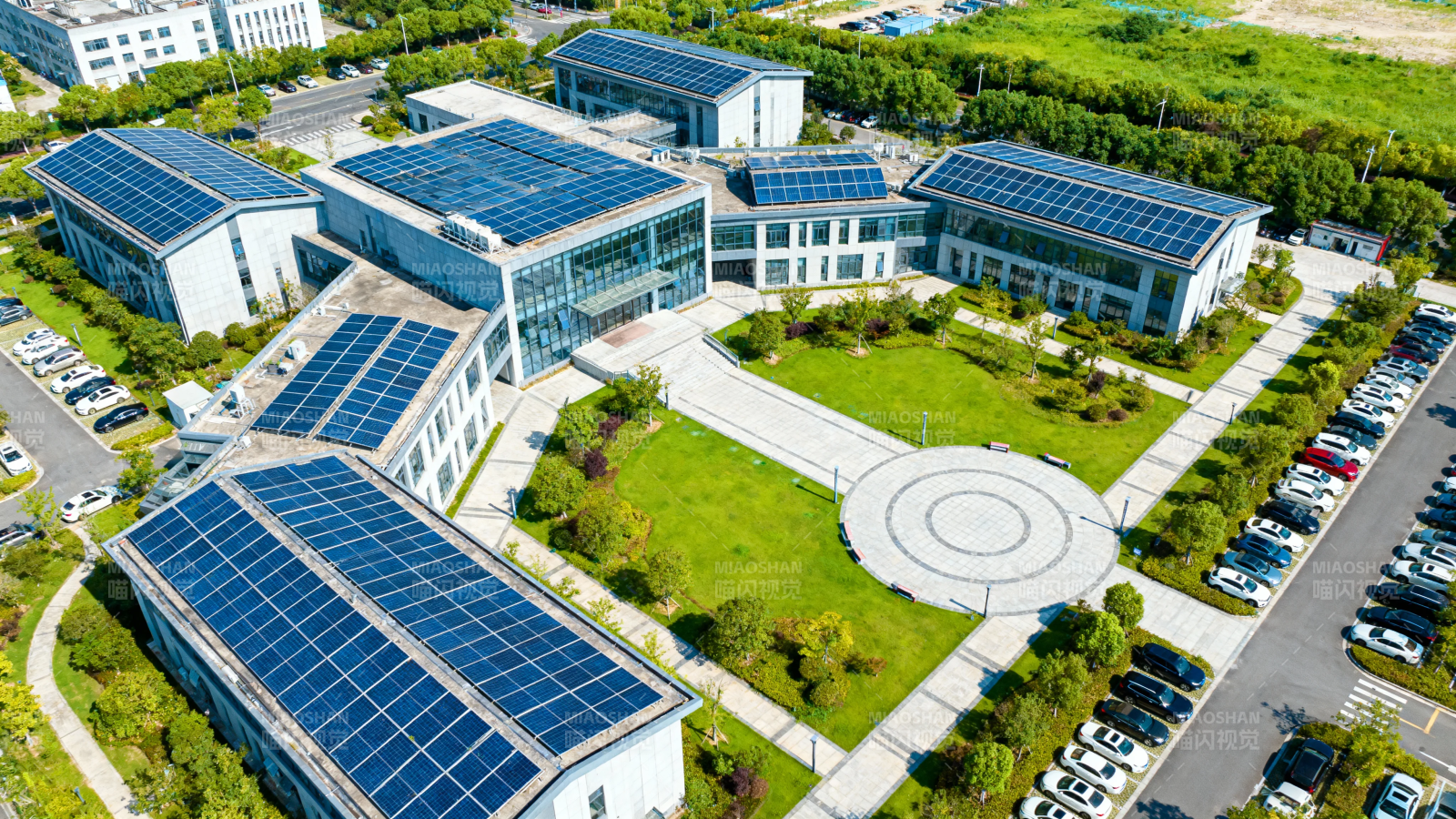 太阳能屋顶现代园区航拍图片