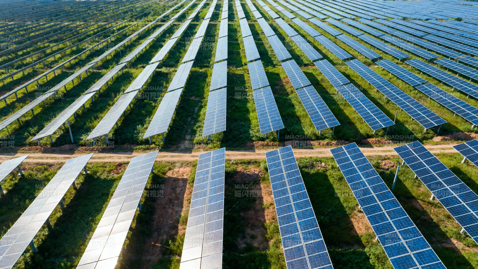 太阳能电站航拍图图片
