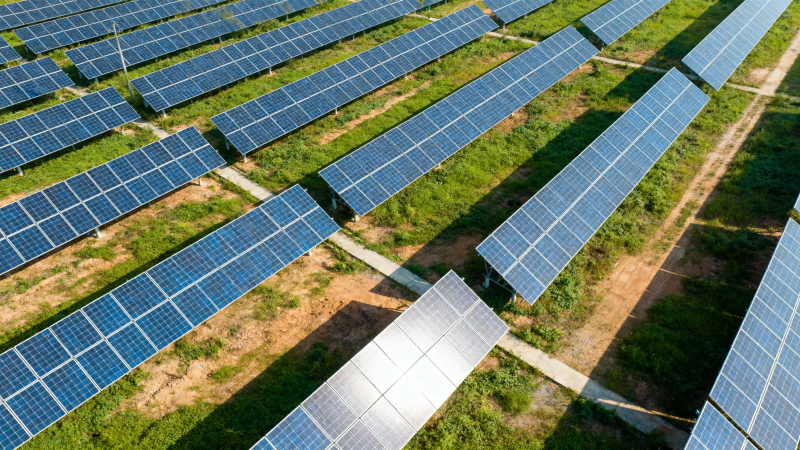 太阳能板阵列航拍图图片