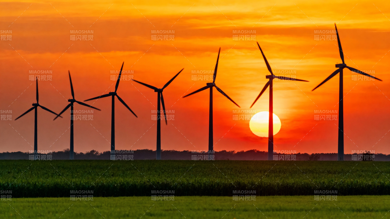 夕阳下的风力发电场图片