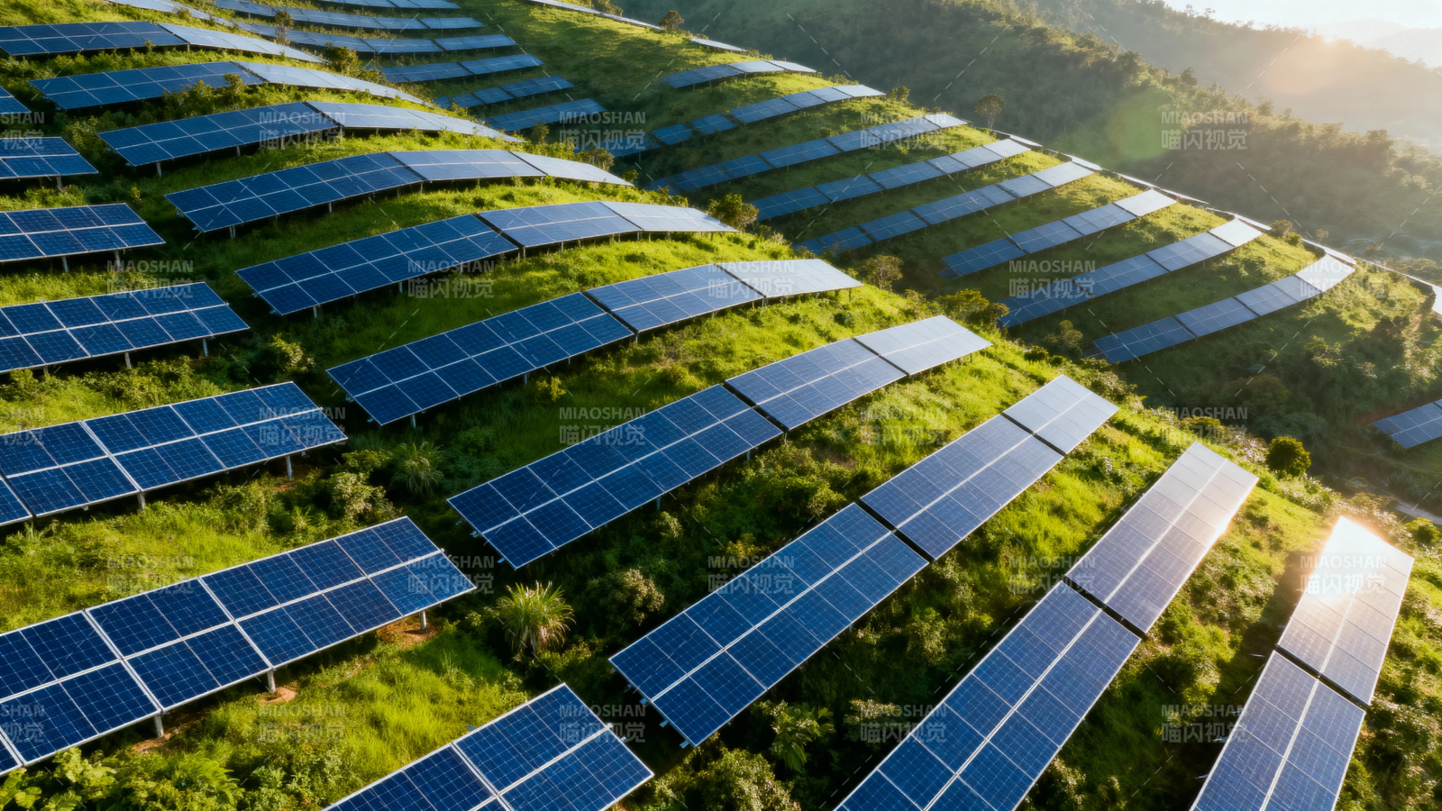 山坡光伏阵列 绿能闪耀晨光图片