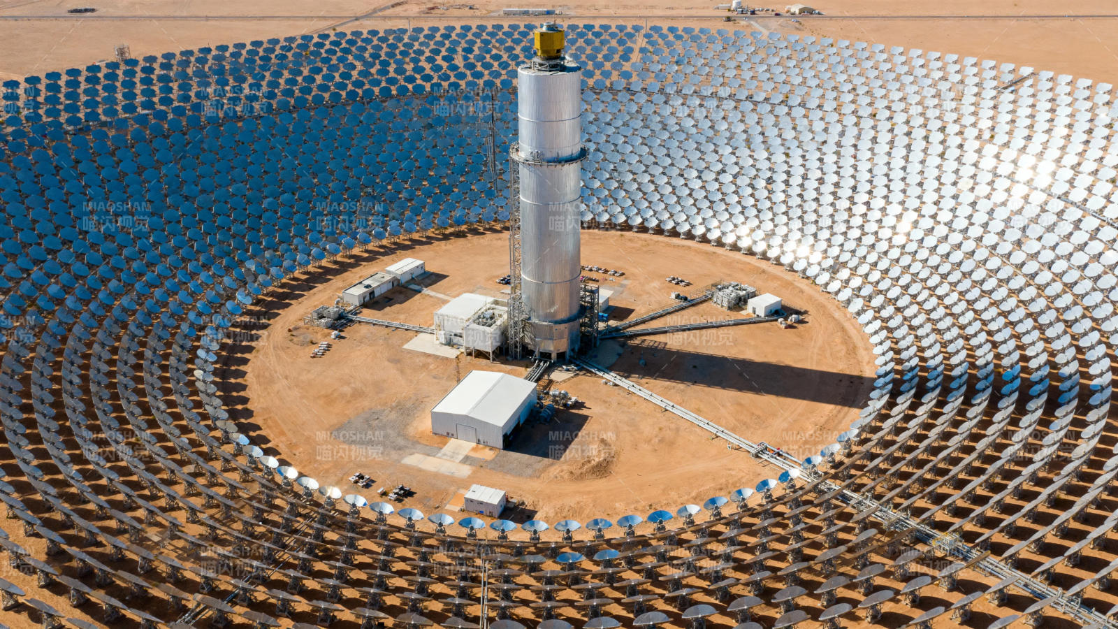 沙漠中的太阳能塔电站图片