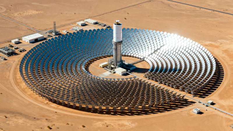 沙漠中的太阳能发电站图片