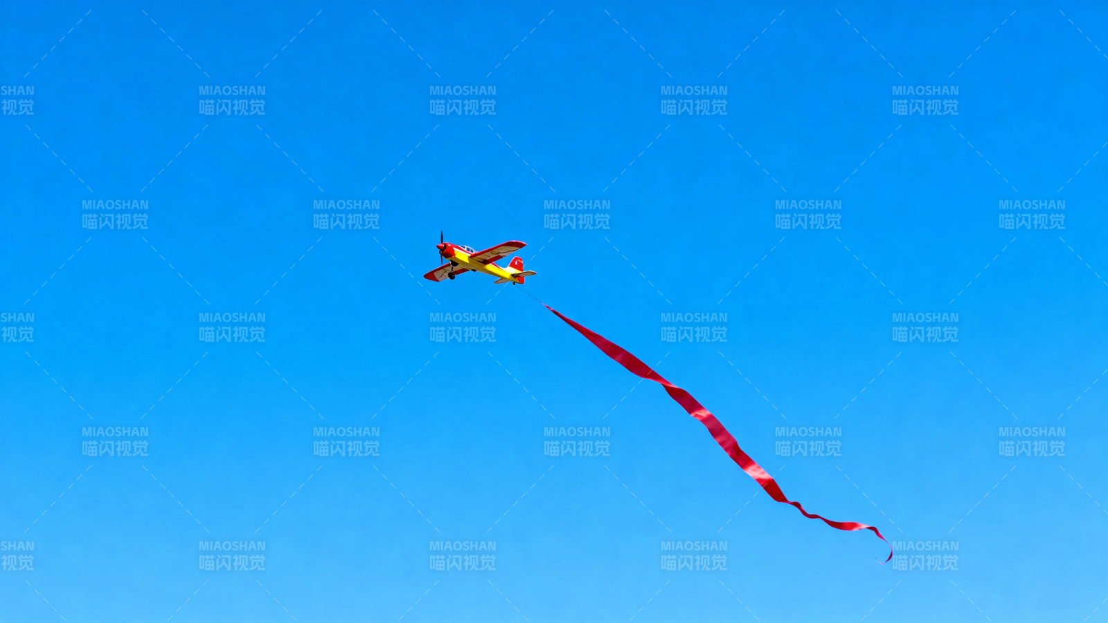 红龙风筝舞蓝天图片