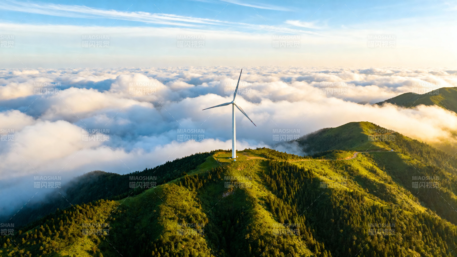 云海之巅 风车静立图片