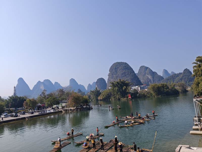 桂林山水甲天下 竹筏游江景如画图片