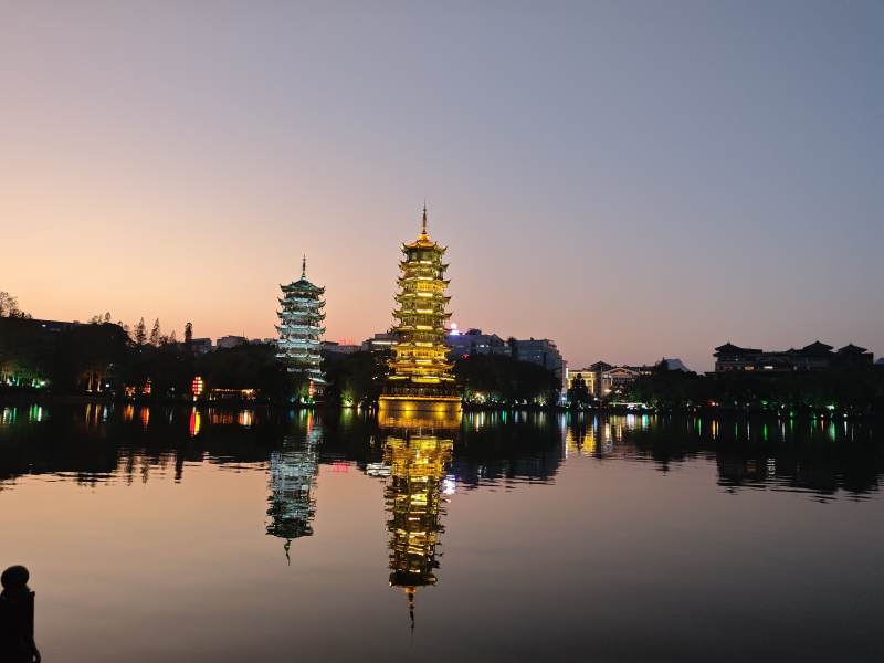 桂林双塔夜色图片