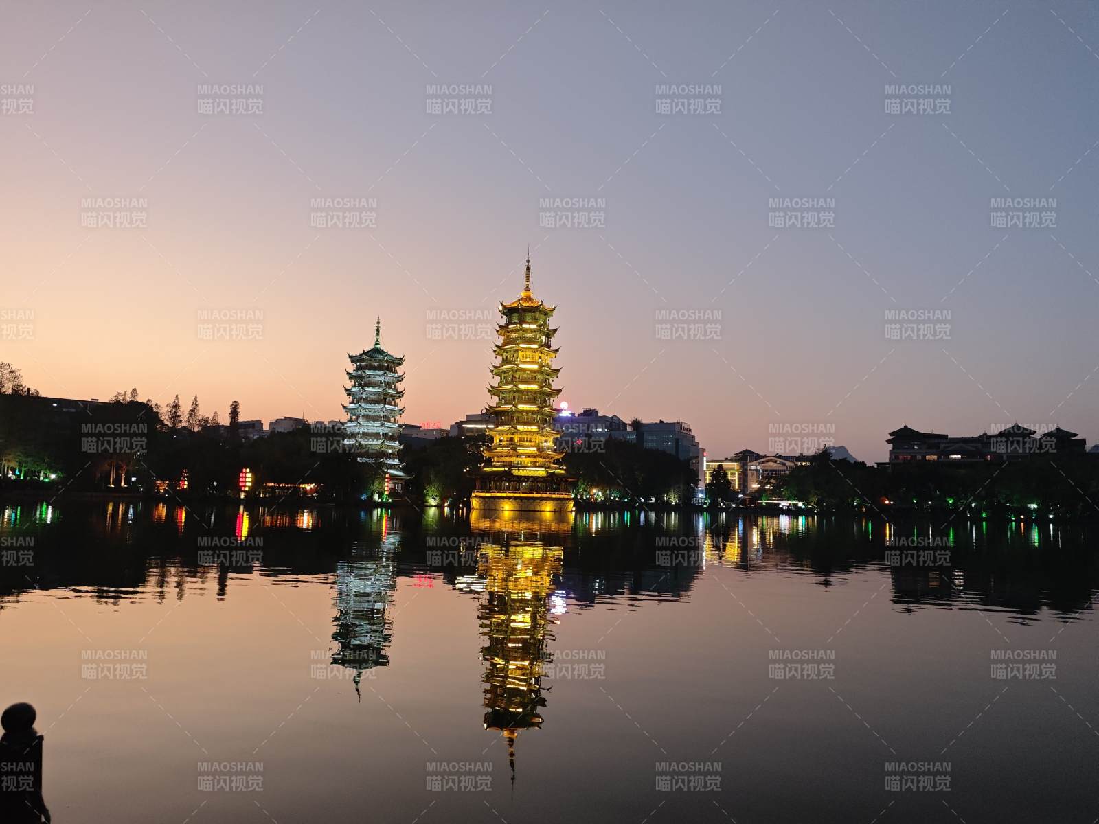 桂林双塔夜色图片