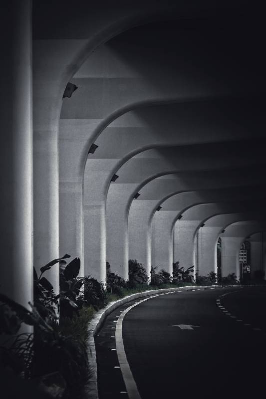 拱廊夜路 光影蜿蜒图片