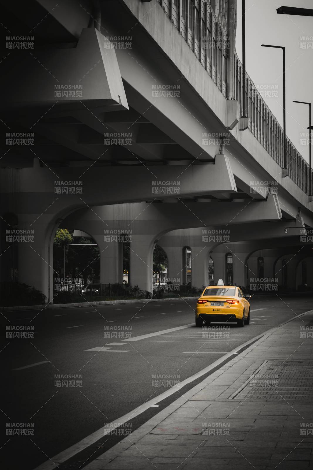黄车穿桥下 黑白城中行图片