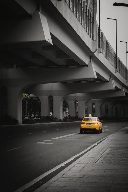 黄车穿桥下 黑白城中行图片