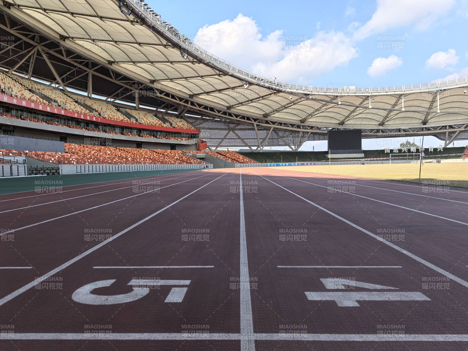 空旷体育场跑道全景图片
