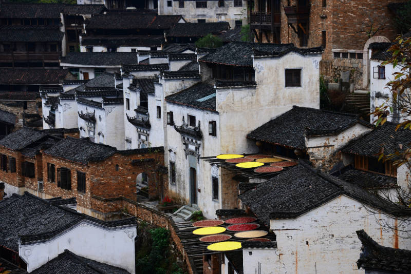 古村晒秋 白墙黛瓦间图片