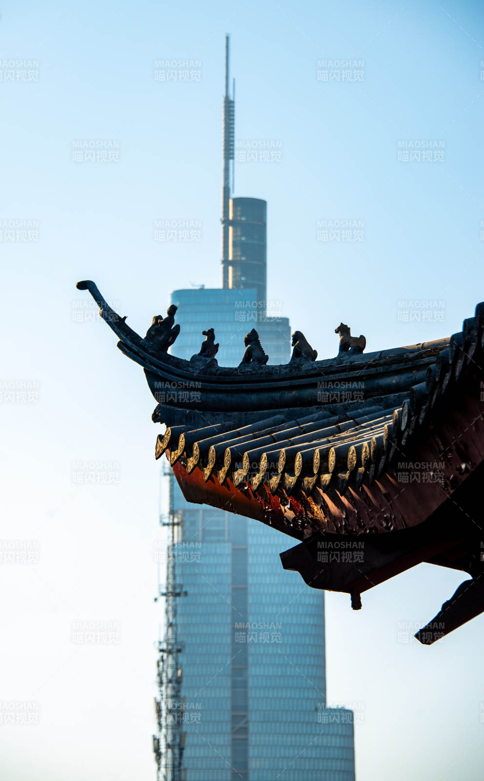 鸡鸣寺古檐映紫峰大厦图片