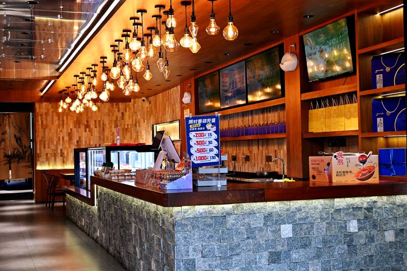 温馨木质吧台餐厅图片