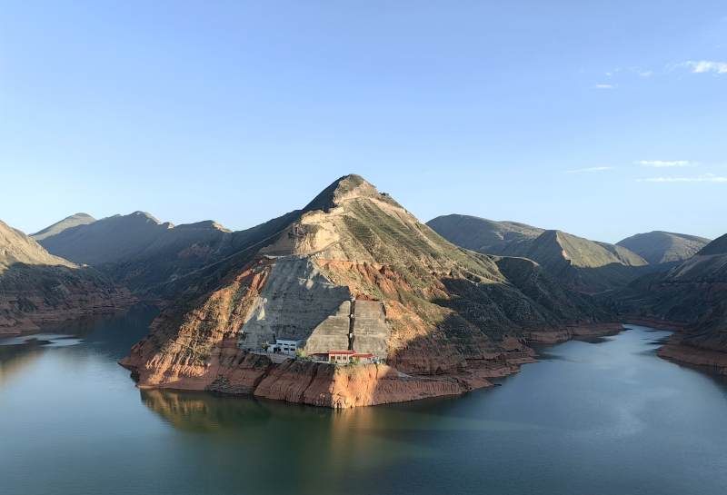 湖心孤峰映碧水图片